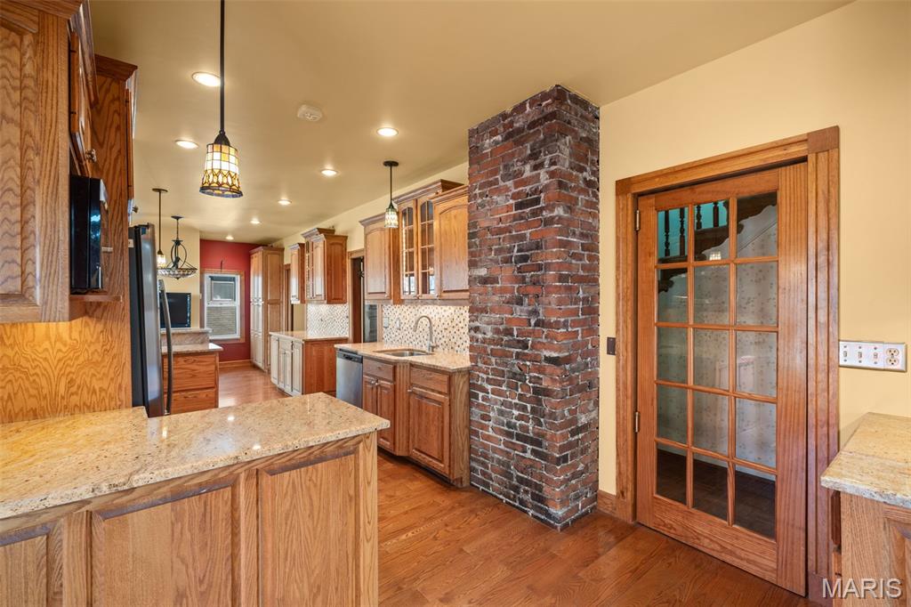 E Sunset Hill - Residential