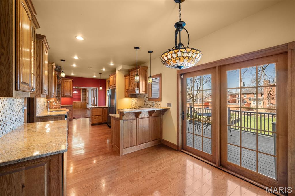 E Sunset Hill - Residential