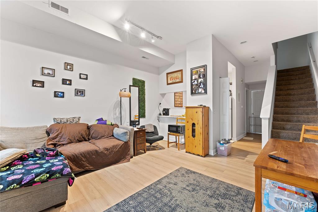 City/St Louis - Residential Income