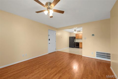 Tiny photo for 700 Ridgeside Drive #L, Ballwin, MO 63021 (MLS # 25070048)