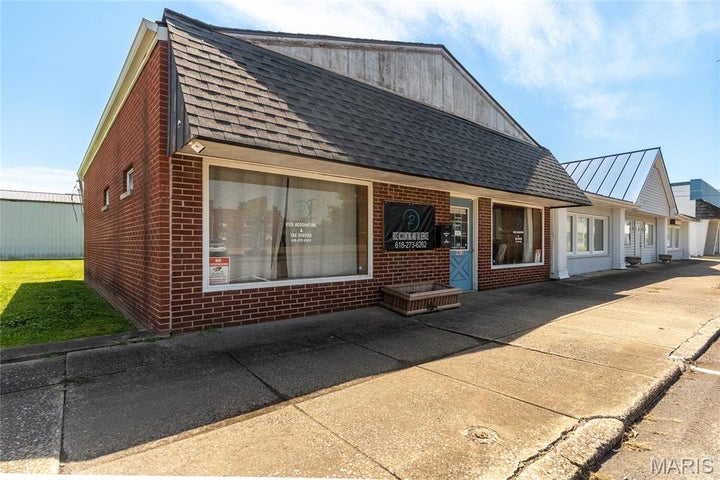 Photo 1 of 16 — 1403 Locust, Eldorado, IL 62930