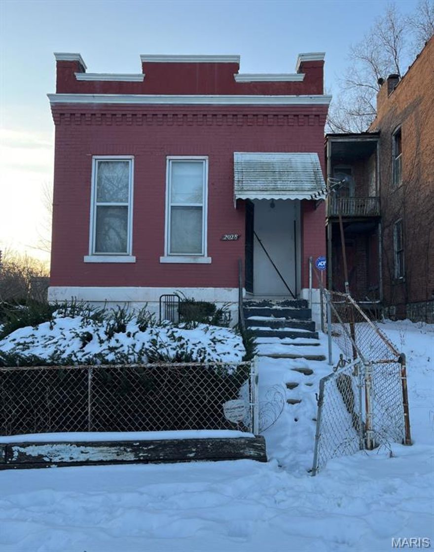 1 bed 1 bath home ready for a new owner.  Close to major highways!