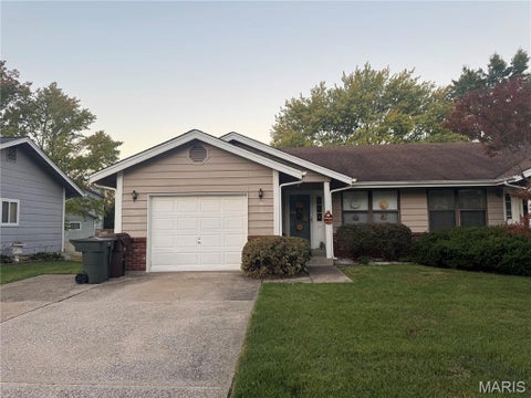 Photo of 313 Della Drive, St Peters, MO 63376 (MLS # 26068483)