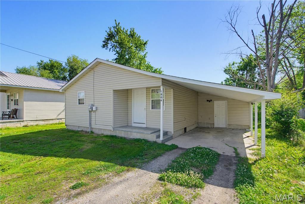 Photo of 1804 Thomas Street, Poplar Bluff, MO 63901 (MLS # 26024368)