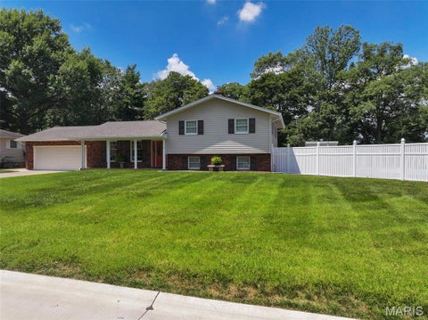 Photo of 5 Brookdale Drive DR, Ste Genevieve, MO 63670 (MLS # 26046181)