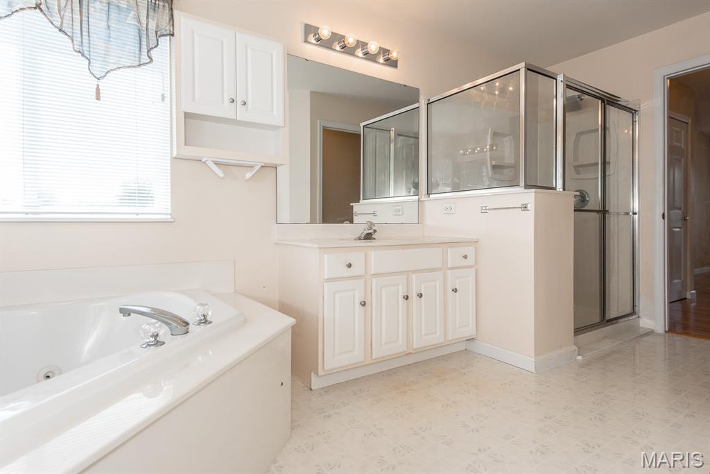 Maryland Heights, Missouri 63043, United States, 4 Bedrooms Bedrooms, ,3 BathroomsBathrooms,Residential,Pending,191133