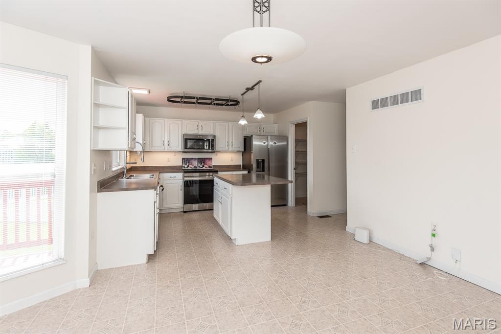 Maryland Heights, Missouri 63043, United States, 4 Bedrooms Bedrooms, ,3 BathroomsBathrooms,Residential,Pending,191133