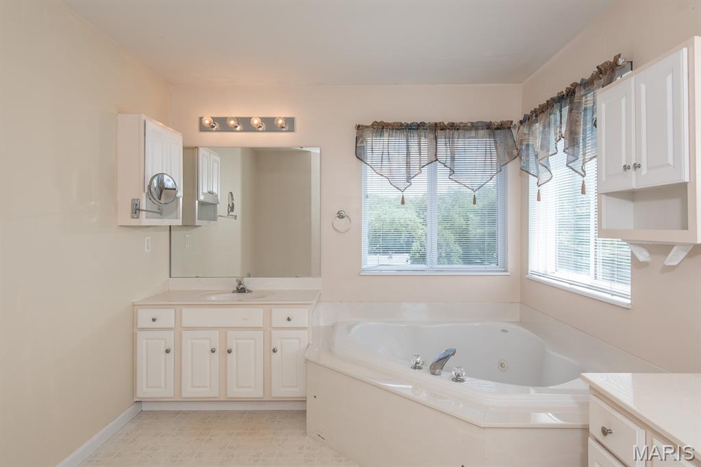 Maryland Heights, Missouri 63043, United States, 4 Bedrooms Bedrooms, ,3 BathroomsBathrooms,Residential,Pending,191133