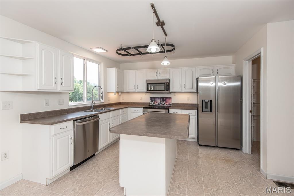 Maryland Heights, Missouri 63043, United States, 4 Bedrooms Bedrooms, ,3 BathroomsBathrooms,Residential,Pending,191133