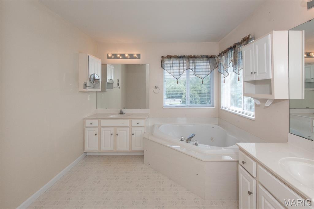 Maryland Heights, Missouri 63043, United States, 4 Bedrooms Bedrooms, ,3 BathroomsBathrooms,Residential,Pending,191133