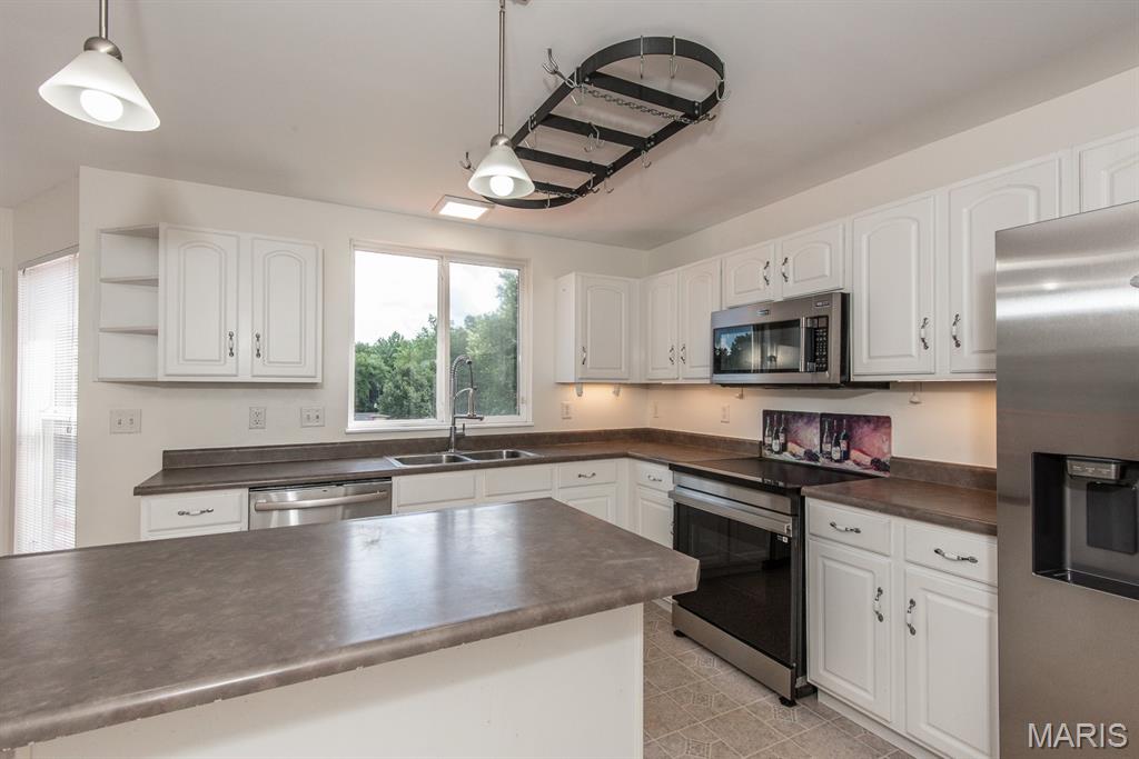 Maryland Heights, Missouri 63043, United States, 4 Bedrooms Bedrooms, ,3 BathroomsBathrooms,Residential,Pending,191133