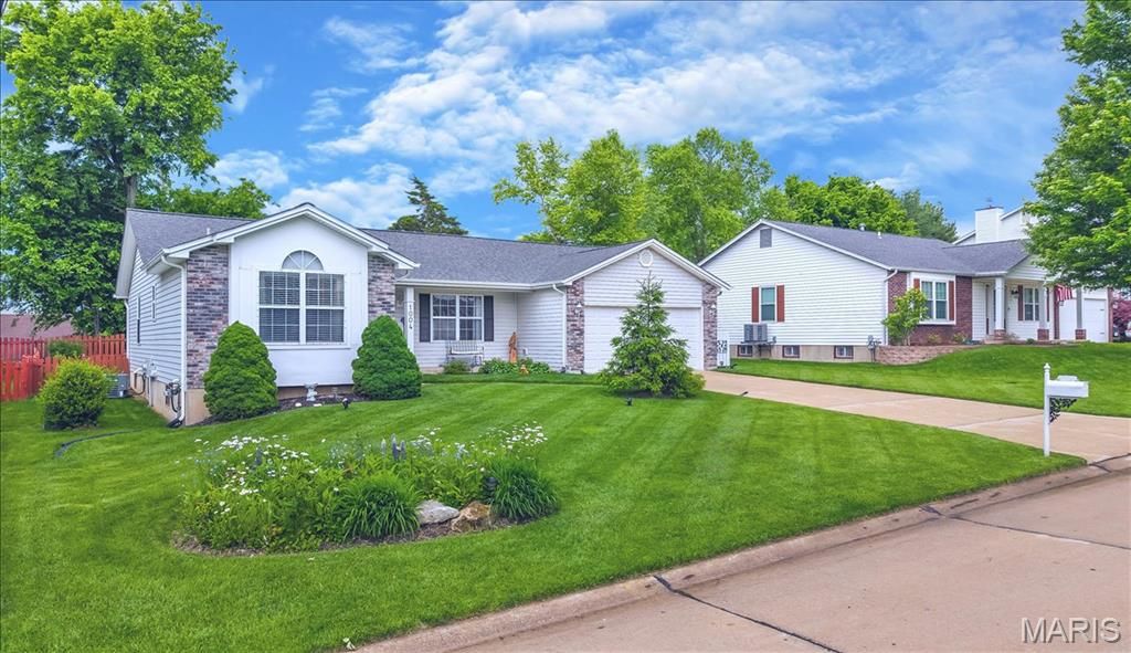 Photo of 1004 N Brampton Drive, St Charles, MO 63304 (MLS # 26026613)