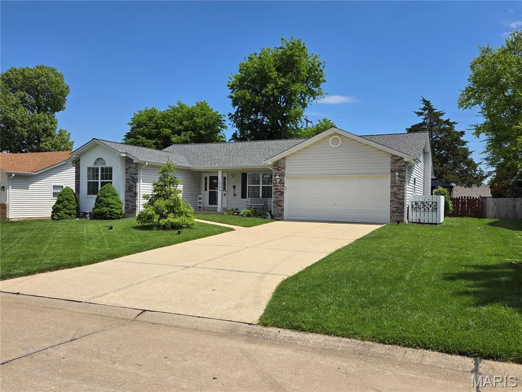 Photo of 1004 N Brampton Drive, St Charles, MO 63304 (MLS # 26026613)