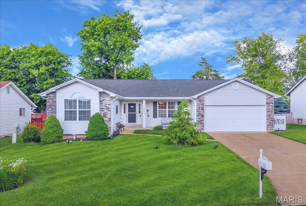 Photo of 1004 N Brampton Drive, St Charles, MO 63304 (MLS # 26026613)