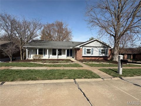 Photo of 1041 Terracewood Circle, Ballwin, MO 63011 (MLS # 26015296)