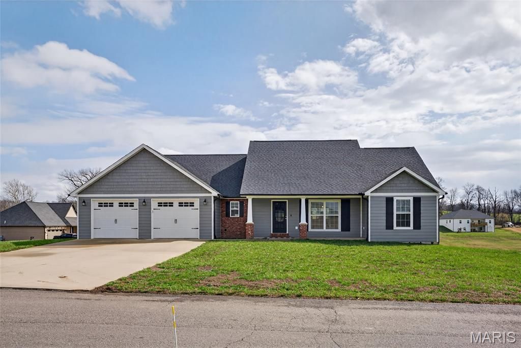 Photo of 834 Lakeview Crossing, Cape Girardeau, MO 63701 (MLS # 26013344)