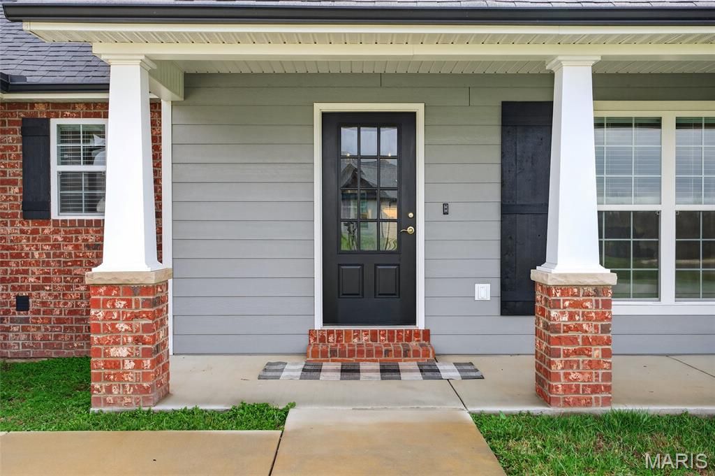 Photo of 834 Lakeview Crossing, Cape Girardeau, MO 63701 (MLS # 26013344)