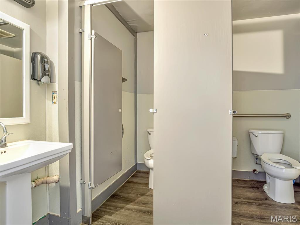 Jj Clarks - Commercial Sale