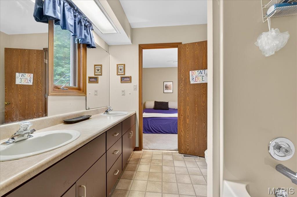 Fenton, Missouri 63026, United States, 4 Bedrooms Bedrooms, ,4 BathroomsBathrooms,Residential,Pending,179765