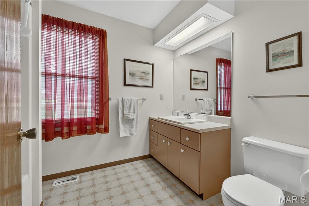 Fenton, Missouri 63026, United States, 4 Bedrooms Bedrooms, ,4 BathroomsBathrooms,Residential,Pending,179765