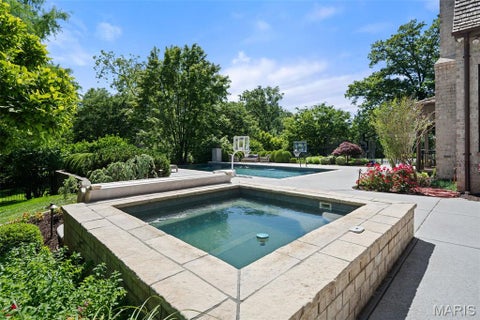 Photo of 10144 Winding Ridge Road, Ladue, MO 63124 (MLS # 26031311)