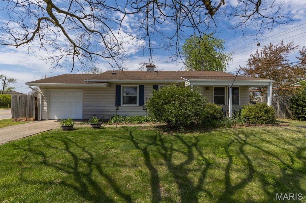 Photo of 24 Belmont Drive, St Peters, MO 63376 (MLS # 26021088)