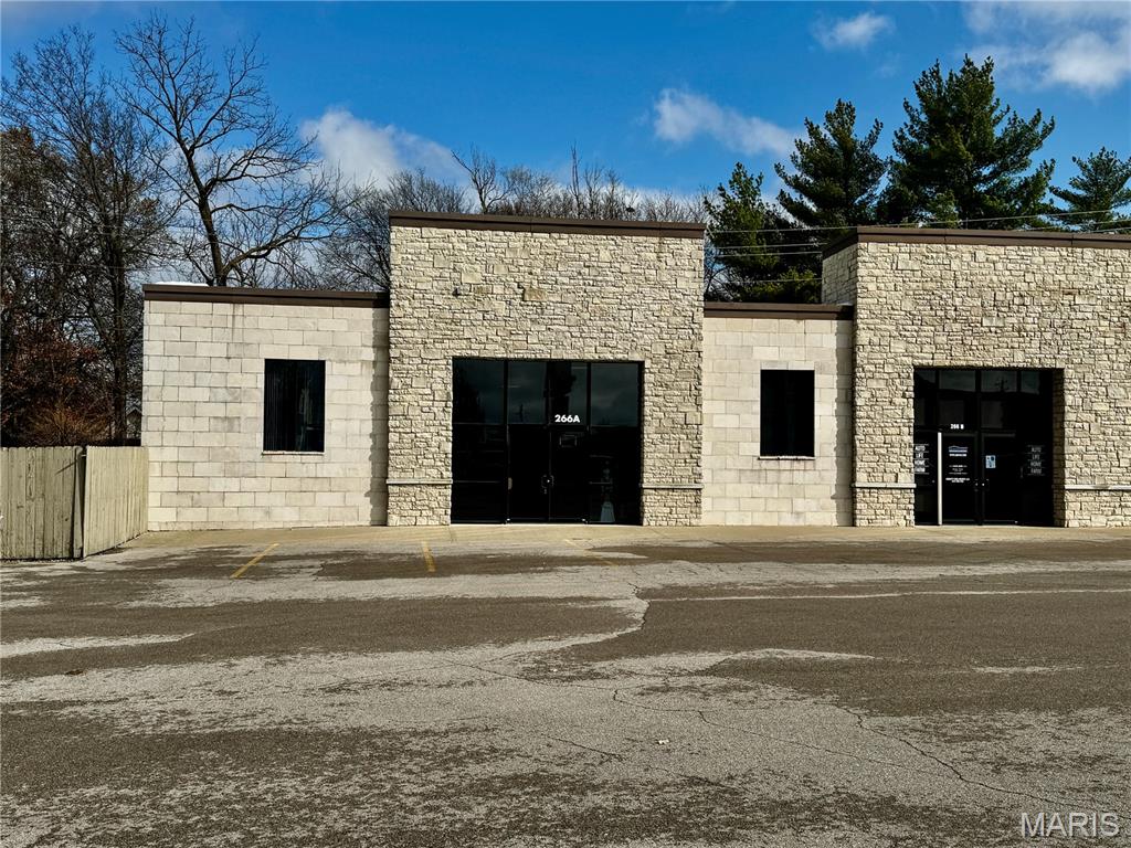 Photo 1 of 26 — 266 S Jefferson Avenue A, Lebanon, MO 65536