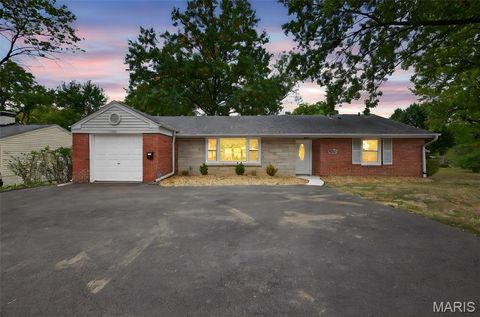 Photo of 11922 Big Bend Road, Kirkwood, MO 63122 (MLS # 25068946)