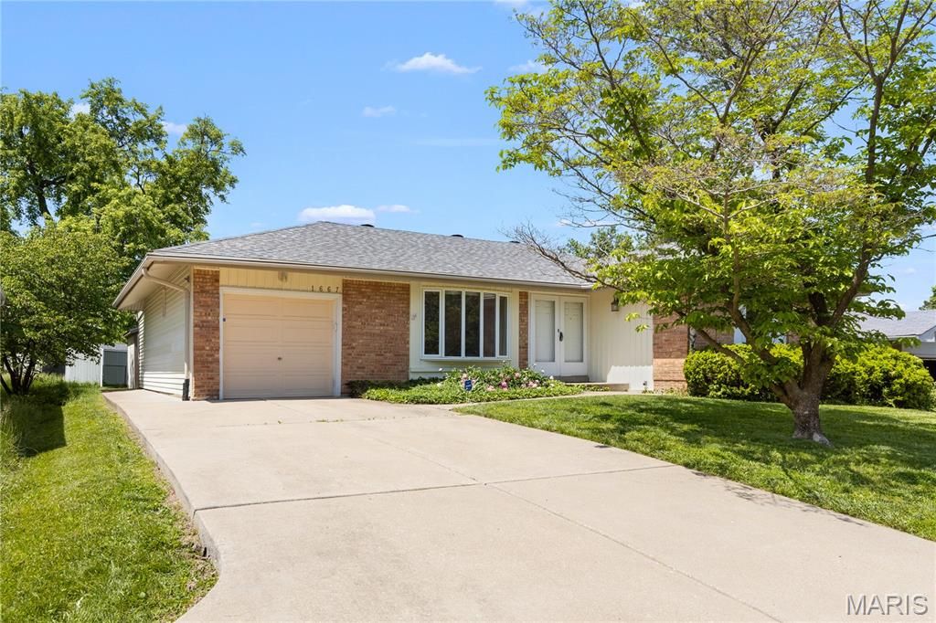 Photo of 1667 Schulte Hill Drive, Maryland Heights, MO 63043 (MLS # 26026356)