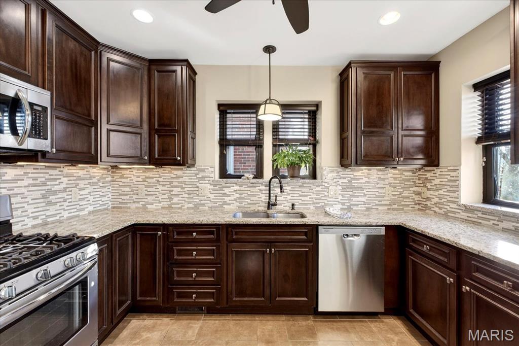 St Louis, Missouri 63109, United States, 2 Bedrooms Bedrooms, ,1 BathroomBathrooms,Residential,Pending,253461