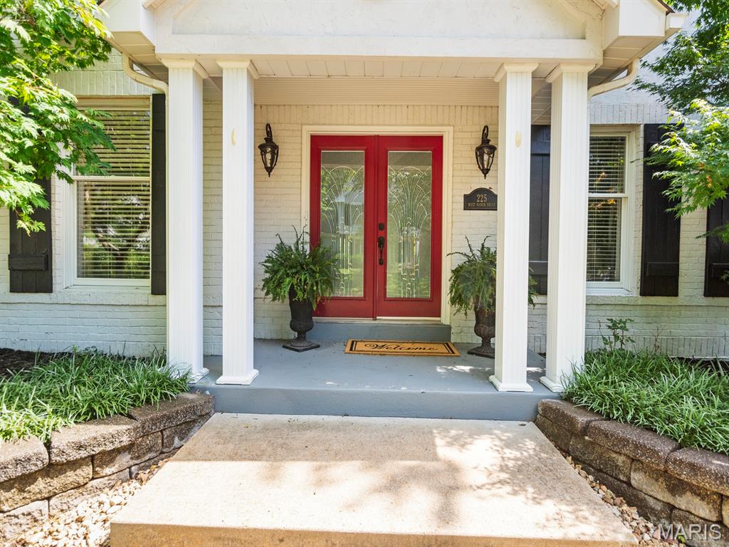 225 W Manor Drive