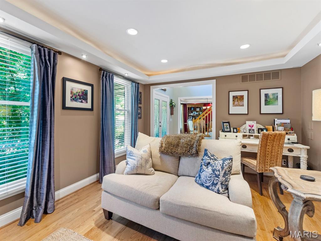 225 W Manor Drive