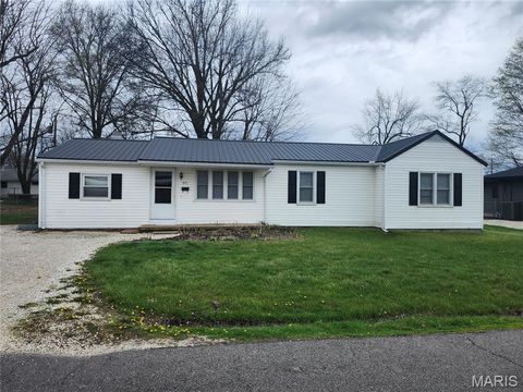 Photo of 915 W Maple Street, Bowling Green, MO 63334 (MLS # 26019384)