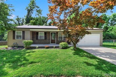 Photo of 6650 Silver Fox Drive, Florissant, MO 63034 (MLS # 26049141)