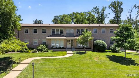 Photo of 4 Delcrest Court #101, University City, MO 63124 (MLS # 26030525)
