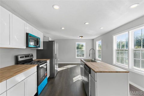 Tiny photo for 401 Julie Court, Elsberry, MO 63343 (MLS # 26067672)