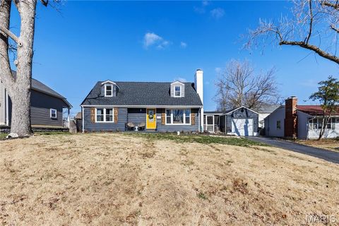 Photo of 621 Meadowridge Lane, Kirkwood, MO 63122 (MLS # 26010914)
