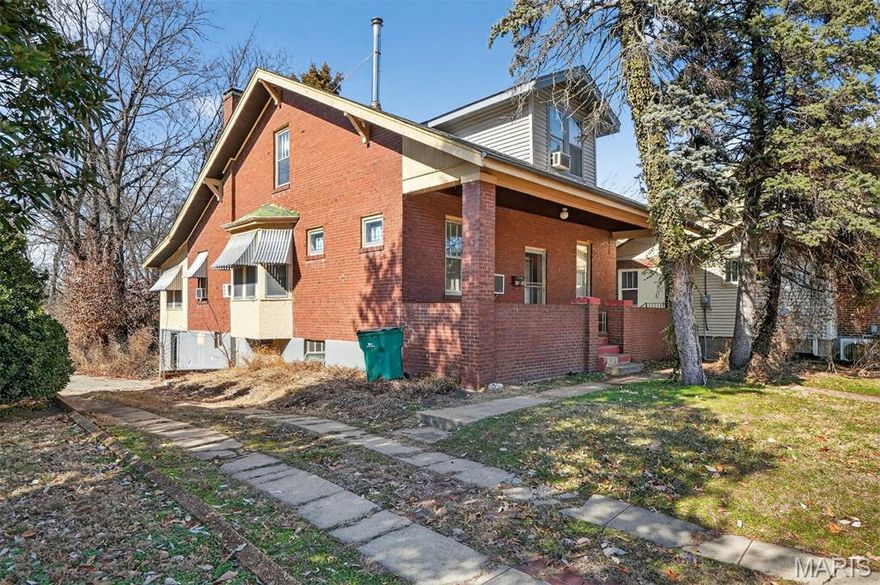 Attention builders, rehabbers and dreamers: Don't miss this opportunity to tear down and build new or renovate what's already exists. Bring your ideas to this property situated in a prime Webster Groves location and make your dreams come true.
