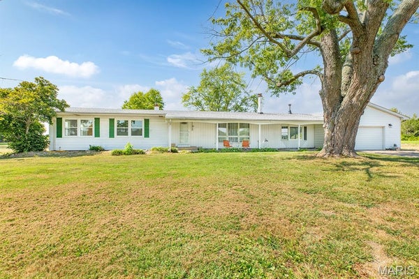8204 MONTCLAIRE AVE, BRIGHTON, IL 62012 - Image f917eceb31737d1ea6f7c1964e583f4c/2654456830