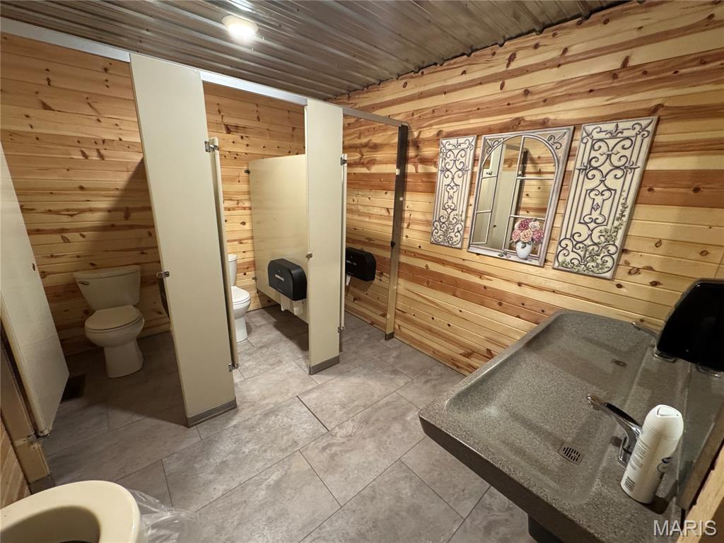 Goose Creek Lake - Commercial Sale