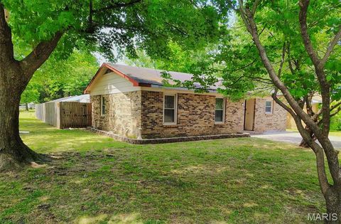 Tiny photo for 521 S 6th Street, Charleston, MO 63834 (MLS # 26031040)