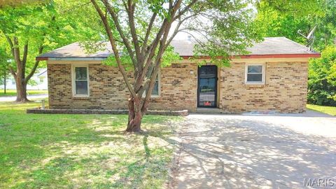Photo of 521 S 6th Street, Charleston, MO 63834 (MLS # 26031040)