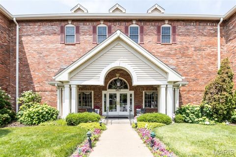 Photo of 567 Sarah Lane #101, Creve Coeur, MO 63141 (MLS # 25060921)