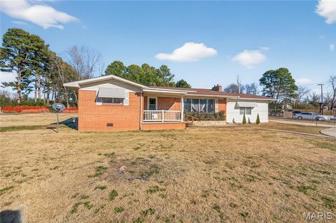 Photo of 2911 Oak Grove Road, Poplar Bluff, MO 63901 (MLS # 25081837)