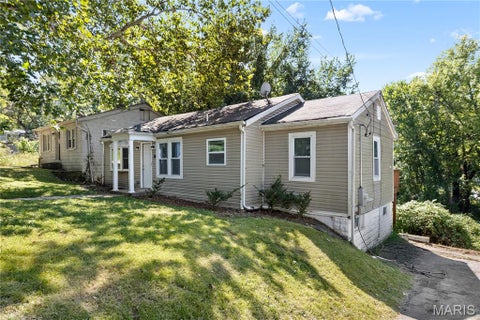 Tiny photo for 6155 Emerald Avenue, Ferguson, MO 63135 (MLS # 26056949)