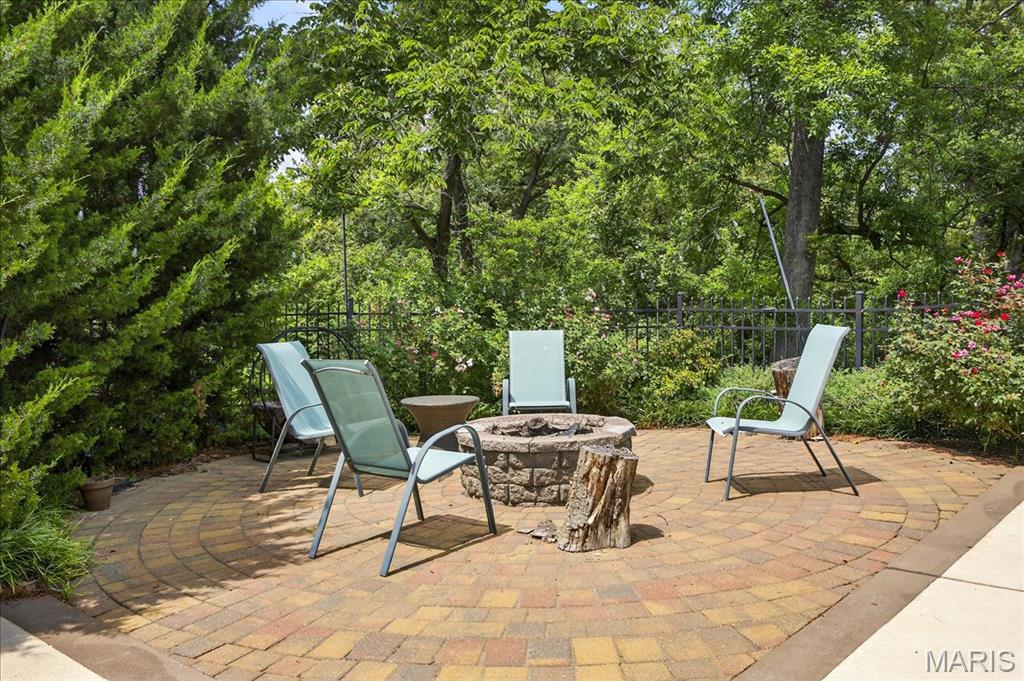 Frontenac, Missouri 63131, United States, 6 Bedrooms Bedrooms, ,6 BathroomsBathrooms,Residential,Pending,200909