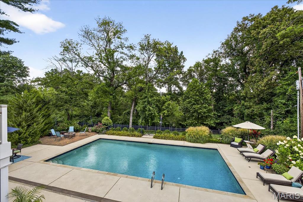 Frontenac, Missouri 63131, United States, 6 Bedrooms Bedrooms, ,6 BathroomsBathrooms,Residential,Pending,200909