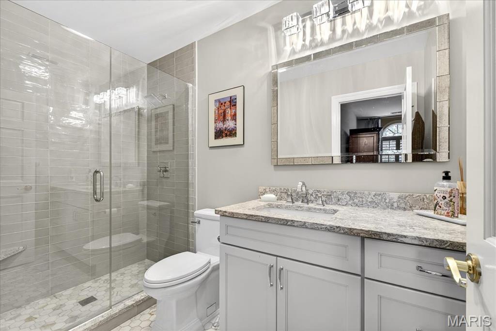 Frontenac, Missouri 63131, United States, 6 Bedrooms Bedrooms, ,6 BathroomsBathrooms,Residential,Pending,200909