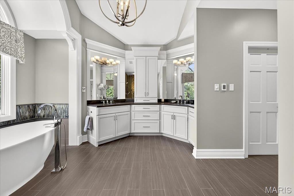 Frontenac, Missouri 63131, United States, 6 Bedrooms Bedrooms, ,6 BathroomsBathrooms,Residential,Pending,200909