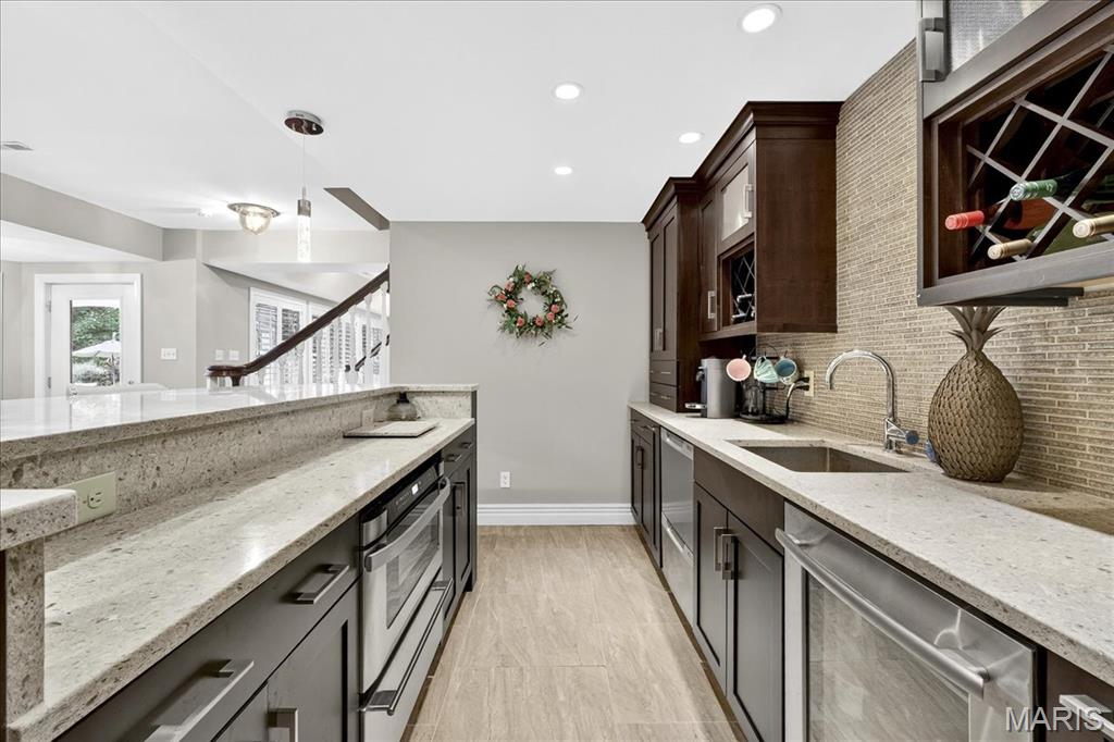 Frontenac, Missouri 63131, United States, 6 Bedrooms Bedrooms, ,6 BathroomsBathrooms,Residential,Pending,200909